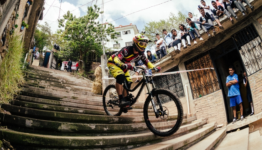Бернардо Круз выигрывает Taxco Urban Downhill Race 2014